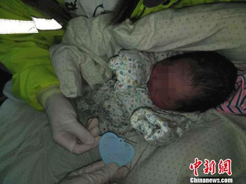 2℃的夜里，這名小小的男嬰顯得十分可憐。公安提供 公安提供 攝