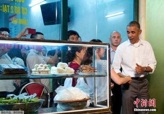 資料圖：2016年，美國前總統(tǒng)奧巴馬在首都河內(nèi)一家平民食店，與廚師出身的美國電視主持一同品嘗地道美食，引來大批民眾圍觀。美國白宮在社交網(wǎng)站發(fā)布一張相片：奧巴馬與美國著名廚師布爾丹在河內(nèi)一家平民食店品嘗了地道越式米粉及河內(nèi)啤酒。