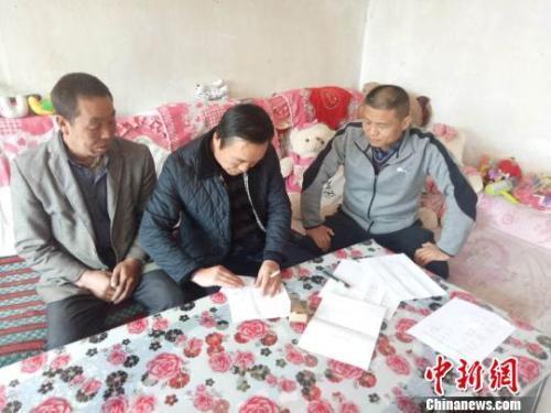 資料圖：圖為扶貧隊(duì)伍進(jìn)貧困戶里，給貧困戶宣講政策?！＄娦?攝