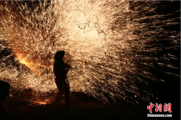 2月20日晚，河北省井陘縣核桃園村，一場(chǎng)絢麗的“打樹花”表演吸引眾多游人觀賞。中新社記者 陳昊 攝