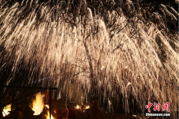 河北省井陘縣核桃園村，一場(chǎng)絢麗的“打樹花”表演吸引眾多游人觀賞。中新社記者 陳昊 攝