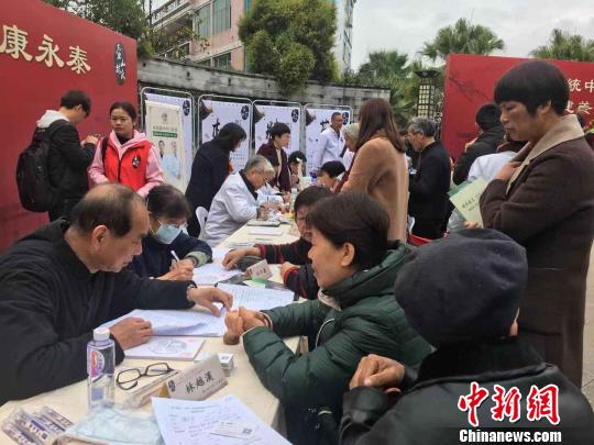 25日，“福建省非物質(zhì)文化保護(hù)遺產(chǎn)壺山林氏中醫(yī)內(nèi)科‘非遺’溫暖送健康大型義診活動(dòng)”在福建省福州永泰縣啟動(dòng)?！∪~秋云 攝