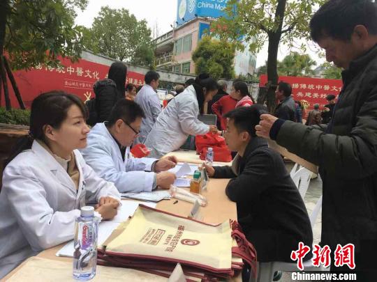 現(xiàn)場(chǎng)的義診服務(wù)項(xiàng)目包括：中醫(yī)理療、中醫(yī)診治處方、測(cè)血壓、測(cè)血糖、眼科檢查、科普健康知識(shí)、建立健康檔案等?！∪~秋云 攝
