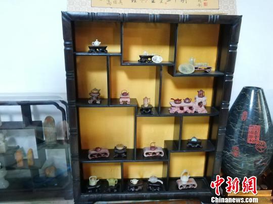 王天明手工雕刻的《經(jīng)典壺型二十例》。　孫婷婷 攝