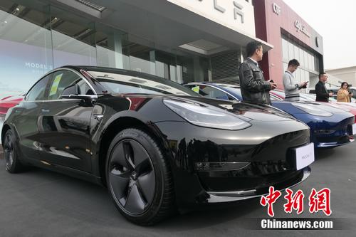 首批特斯拉Model 3中國市場交付現(xiàn)場。 張旭 攝