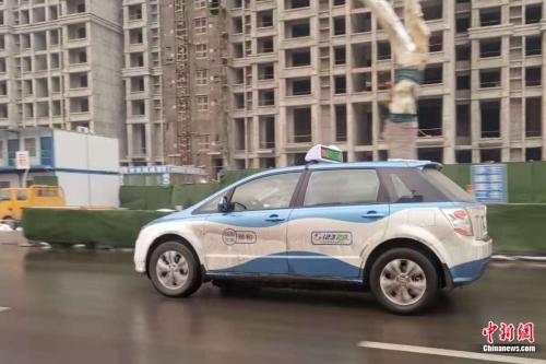 河南安陽，路上行駛的新能源出租車。張旭 攝