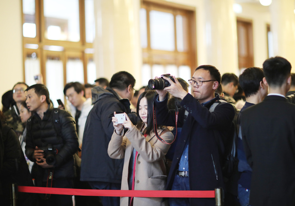 2月27日，全國政協(xié)十三屆二次會議記者證在全國政協(xié)機關發(fā)放。圖為 內(nèi)地記者在排隊領取證件。 本報記者 賈寧 攝3