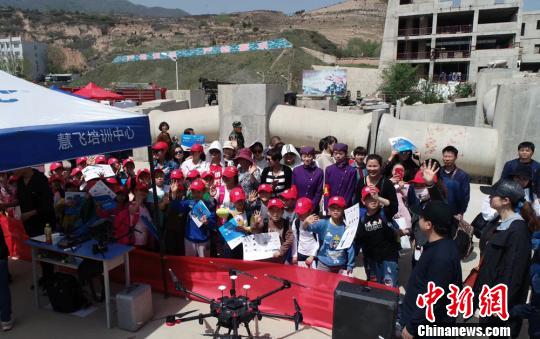 圖為甘肅啟遠智能科技有限責(zé)任公司在地震演練現(xiàn)場展示無人機救援。(資料圖) 鐘欣 攝