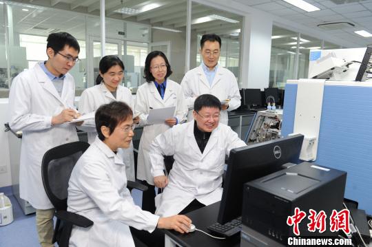 科研團隊成員討論質譜數據。　洪楠 攝