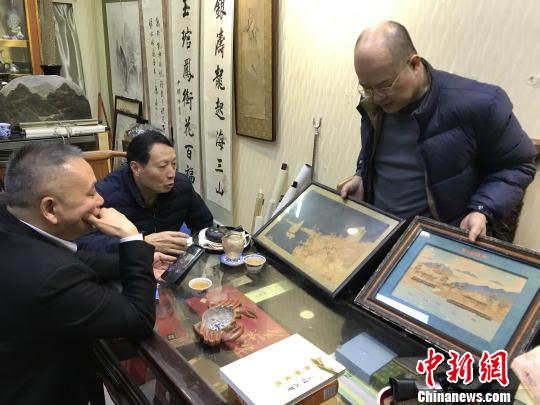 陳暉展示日本回流的“福州三寶”之一的國家級非物質(zhì)文化遺產(chǎn)軟木畫。　鄭松波 攝