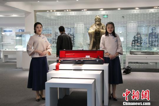 展廳布設(shè)了“教師之祖”“教師之史”“教師之道”“教師之器”等展區(qū)。　趙曉 攝