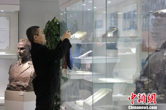 圖為民眾參觀中國教師博物館?！≮w曉 攝