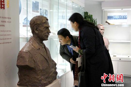 圖為民眾參觀中國教師博物館?！≮w曉 攝