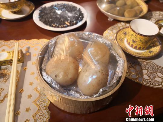 圖為用石頭做成的“土豆”。　楊娜 攝