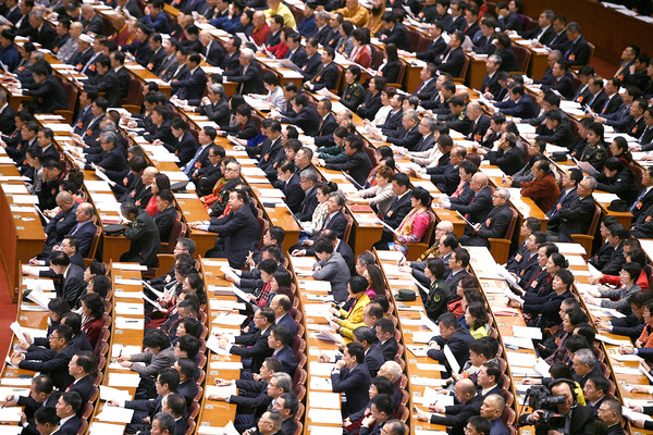 全國政協(xié)十三屆二次會議3月3日下午3時(shí)在北京人民大會堂開幕。開幕會上，2000多名全國政協(xié)委員將聽取和審議政協(xié)全國委員會常務(wù)委員會工作報(bào)告和政協(xié)全國委員會常務(wù)委員會關(guān)于政協(xié)十三屆一次會議以來提案工作情況的報(bào)告。本報(bào)記者  田福良 攝