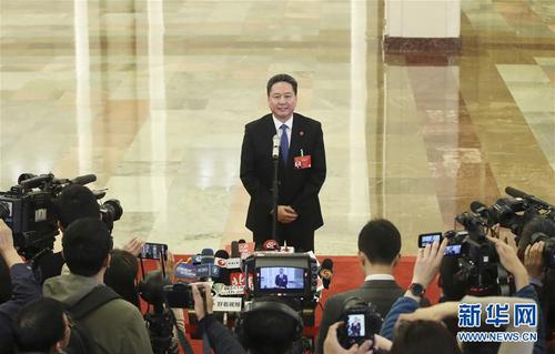 　　3月5日，第十三屆全國人民代表大會第二次會議在北京人民大會堂開幕。這是交通運輸部部長李小鵬在“部長通道”接受采訪。 新華社記者 殷剛 攝