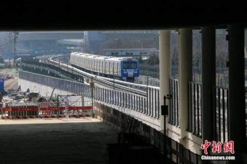 資料圖為地鐵13號線列車從京張高鐵清河站經(jīng)過。<a target='_blank' href='http://www.chinanews.com/'>中新社</a>記者 賈天勇 攝