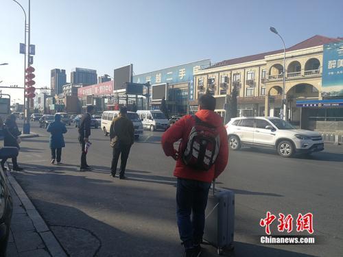 2月20日，燕郊售樓一條街上，發(fā)放樓盤廣告?zhèn)鲉蔚娜穗S處可見。<a target='_blank' href='http://www.chinanews.com/' >中新網(wǎng)</a>記者 邱宇 攝