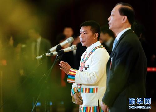 3月8日，十三屆全國(guó)人大二次會(huì)議在北京人民大會(huì)堂舉行第二次全體會(huì)議。這是全國(guó)人大代表馬正山（左）在“代表通道”回答記者提問(wèn)。新華社記者 王毓國(guó) 攝
