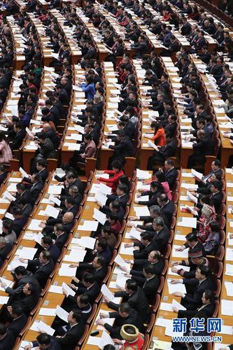 3月8日，十三屆全國(guó)人大二次會(huì)議在北京人民大會(huì)堂舉行第二次全體會(huì)議。這是全國(guó)人大代表在認(rèn)真聽(tīng)會(huì)。新華社記者 丁林 攝1