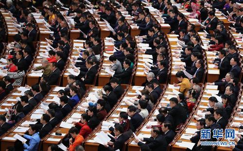 3月8日，十三屆全國(guó)人大二次會(huì)議在北京人民大會(huì)堂舉行第二次全體會(huì)議。這是全國(guó)人大代表在認(rèn)真聽(tīng)會(huì)。新華社記者 丁林 攝v