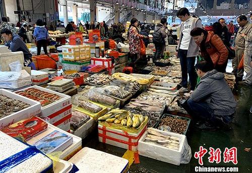 資料圖為福州市民春節(jié)期間在市場購買海鮮年貨。<a target='_blank' href='http://www.chinanews.com/'>中新社</a>記者 王東明 攝