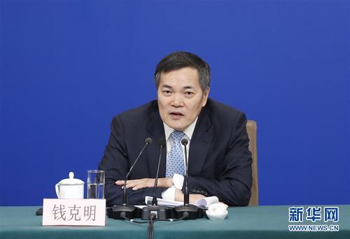 錢克明在回答記者提問。 新華社記者 沈伯韓 攝