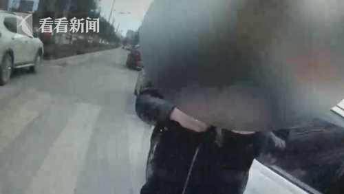 男子為方便進(jìn)出小區(qū)車(chē)庫(kù) 掛兩塊車(chē)牌致駕照被吊銷(xiāo)
