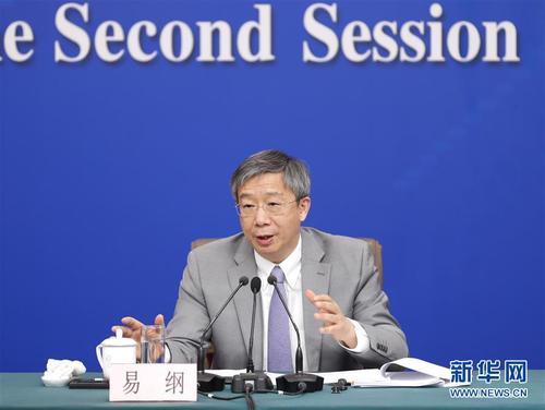 易綱在回答記者提問。 新華社記者 沈伯韓 攝