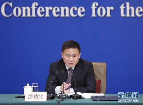 潘功勝在回答記者提問。 新華社記者 沈伯韓 攝