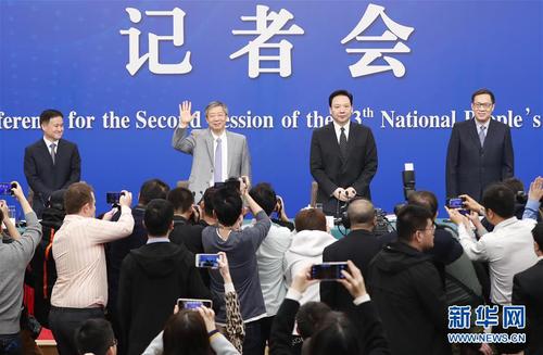 　　3月10日，十三屆全國人大二次會(huì)議新聞中心舉行記者會(huì)，邀請(qǐng)中國人民銀行行長易綱，副行長陳雨露，副行長、國家外匯管理局局長潘功勝，副行長范一飛就“金融改革與發(fā)展”相關(guān)問題回答中外記者提問。 新華社記者 沈伯韓 攝