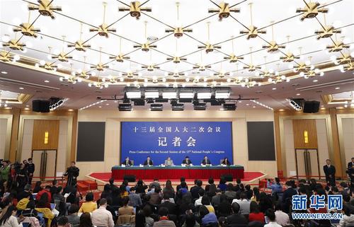 　　3月10日，十三屆全國人大二次會(huì)議新聞中心舉行記者會(huì)，邀請(qǐng)中國人民銀行行長易綱，副行長陳雨露，副行長、國家外匯管理局局長潘功勝，副行長范一飛就“金融改革與發(fā)展”相關(guān)問題回答中外記者提問。 新華社記者 沈伯韓 攝1
