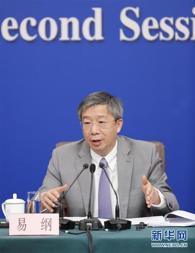 　　3月10日，十三屆全國人大二次會(huì)議新聞中心舉行記者會(huì)，邀請(qǐng)中國人民銀行行長易綱，副行長陳雨露，副行長、國家外匯管理局局長潘功勝，副行長范一飛就“金融改革與發(fā)展”相關(guān)問題回答中外記者提問。這是易綱在回答記者提問。 新華社記者 沈伯韓 攝3