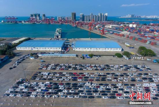 2月9日，春節(jié)長假臨近尾聲，來海南度假的自駕游車輛進(jìn)入返程高峰。海南全島天氣晴朗，瓊州海峽暢通，過海車輛有序提前預(yù)約，?？谌蟾劭谖闯霈F(xiàn)大量出島車輛滯留現(xiàn)象。圖為航拍在海口秀英港碼頭排隊(duì)等待上船的車輛。 駱云飛 攝
