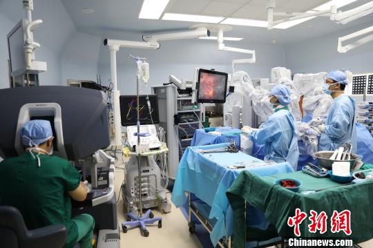 外科醫(yī)生助手、麻醉師、護士等進行輔助操作 楊森 攝