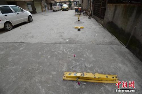 資料圖：某小區(qū)通道上演搶占停車位大戰(zhàn)。<a target='_blank' href='http://www.chinanews.com/'>中新社</a>發(fā) 胡楊 攝 圖片來源：CNSPHOTO