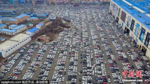 資料圖：航拍長(zhǎng)春某商場(chǎng)停車(chē)場(chǎng)，上萬(wàn)停車(chē)位爆滿(mǎn)。 圖片來(lái)源：SipaPhoto 版權(quán)作品 請(qǐng)勿轉(zhuǎn)載
