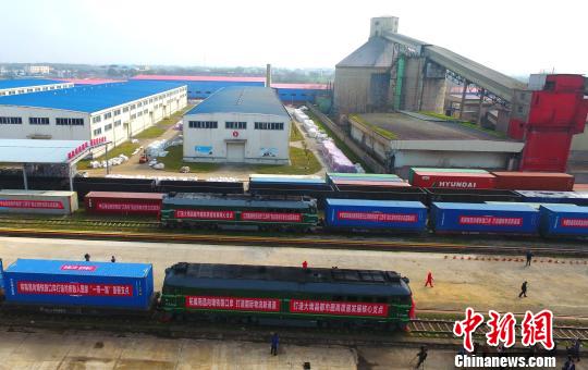 滿載著41車天然有機(jī)礦物培養(yǎng)原料和先進(jìn)農(nóng)用品的返程中歐班列(白俄羅斯至南昌)，歷經(jīng)16天鐵路運輸，經(jīng)由二連浩特入境抵達(dá)南昌(向塘)鐵路口岸?！⒄祭?攝