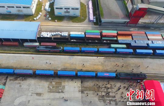 同時，迎面而來是滿載著46車服裝、衣帽、電器等貨物的南昌至白俄羅斯中歐班列，它將由二連浩特出境，行駛16天到達(dá)白俄羅斯明斯克站?！⒄祭?攝
