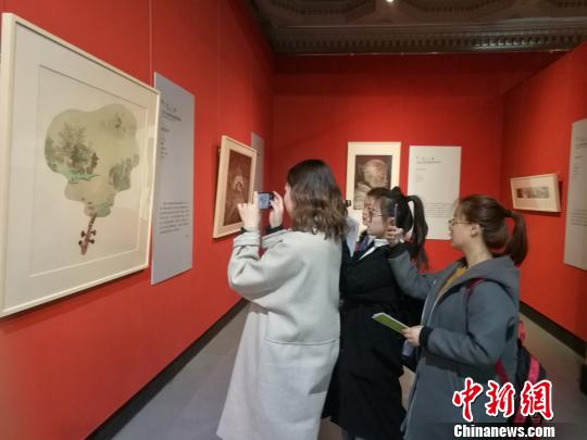 南北游客們駐足欣賞。　劉錫菊 攝