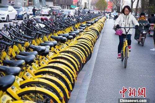 山西太原，民眾正在使用共享單車。<a target='_blank' href='http://www.chinanews.com/'>中新社</a>記者 張云 攝