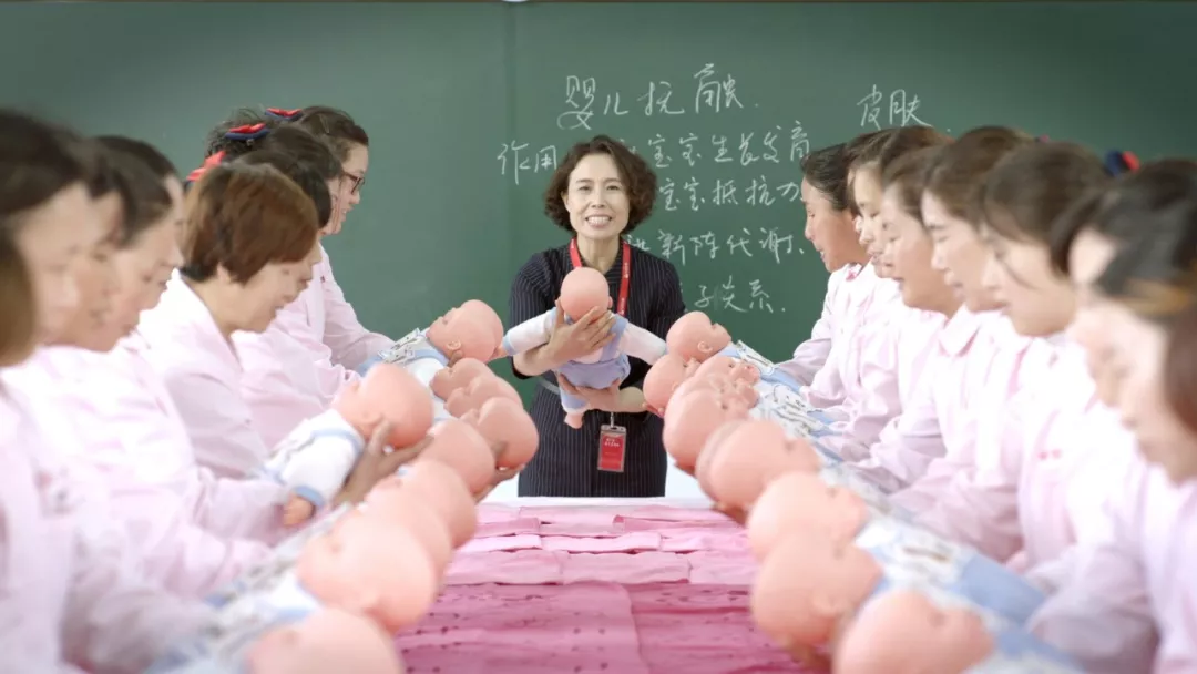 金牌月嫂月入2萬(wàn)24小時(shí)待命 平均睡眠不超5小時(shí)