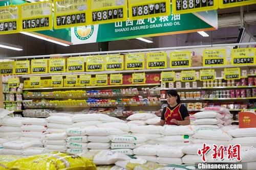 8月14日，山西太原，民眾正在購買生活用品。當(dāng)日，中國國家統(tǒng)計局發(fā)布消息，2017年7月份，中國社會消費品零售總額29610億元，同比名義增長10.4%。<a target='_blank' href='http://www.chinanews.com/'>中新社</a>記者 張云 攝