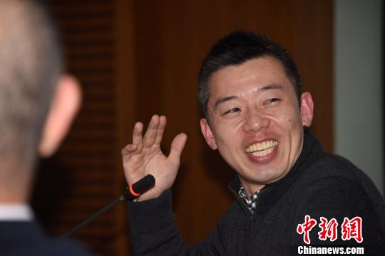 菊地大樹在講座上與聽眾互動(dòng)交流?！O自法 攝