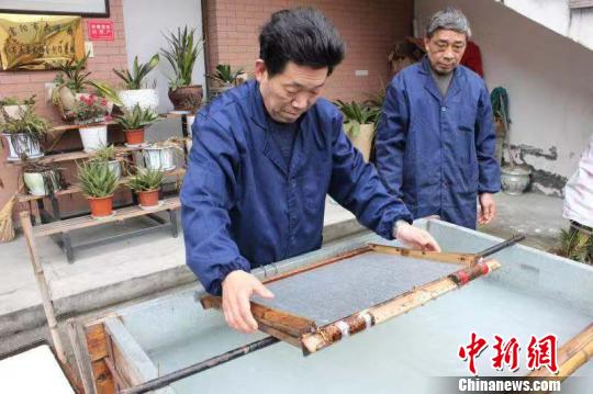 莊富泉正在制作竹紙?！∨頃韵?攝