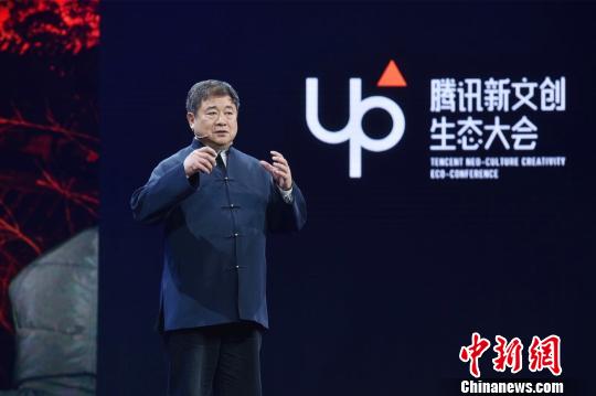 單霽翔介紹故宮文創(chuàng)產(chǎn)業(yè)。主辦方供圖