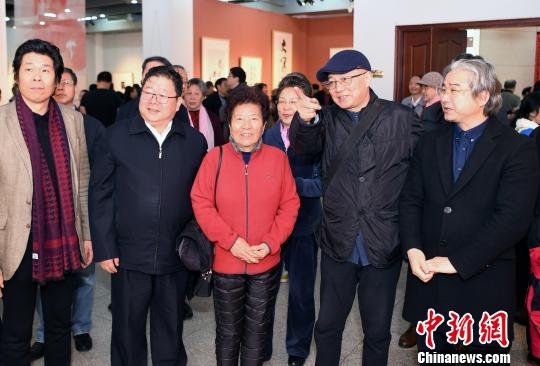 全國(guó)政協(xié)委員、海協(xié)會(huì)副會(huì)長(zhǎng)、國(guó)臺(tái)辦原副主任孫亞夫，中國(guó)文聯(lián)副主席、中國(guó)美術(shù)家協(xié)會(huì)副主席、中國(guó)美術(shù)學(xué)院院長(zhǎng)許江，福建省文聯(lián)書記處書記、副主席，福建省美術(shù)家協(xié)會(huì)主席王來(lái)文，丁仃先生夫人莊稀等來(lái)賓共同觀展。　記者劉可耕 攝