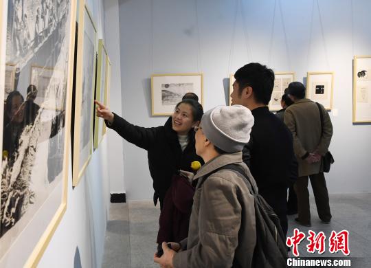 “思入風(fēng)云筆翻江?！∝陼嬎囆g(shù)回顧展”在福州的福建省畫院開幕，吸引觀眾的眼球?！∮浾邉⒖筛?攝