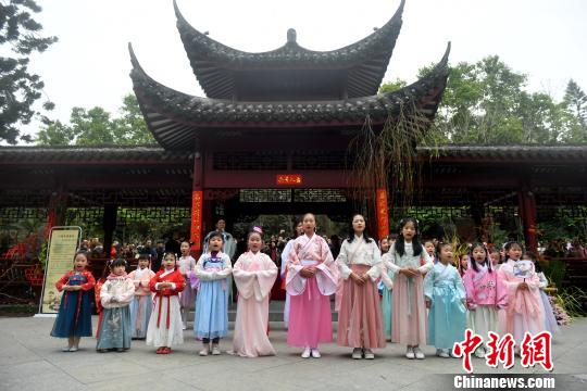 己亥年花朝節(jié)傳統(tǒng)節(jié)俗文化活動今年吸引了更多身著漢服的孩童參與?！蚊?攝