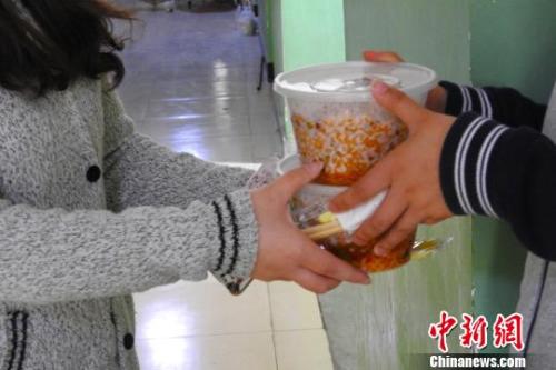 外賣配送員將外賣送到學生宿舍。受訪者供圖